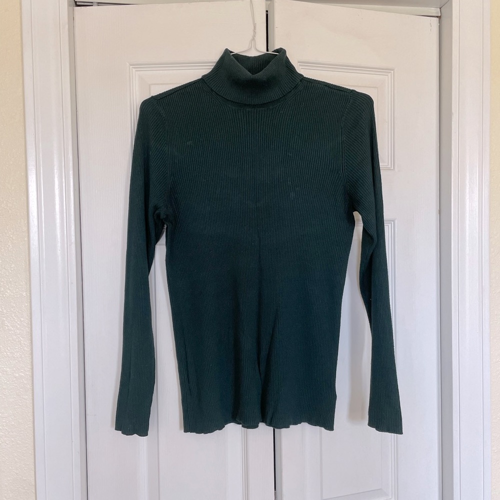 Forest green long-sleeve turtleneck top